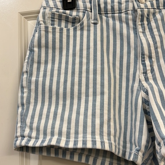 Universal Thread ladies Jean shorts - Picture 2 of 7